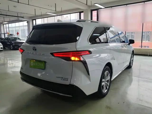 Toyota Sienna — Фото автомобиля 6