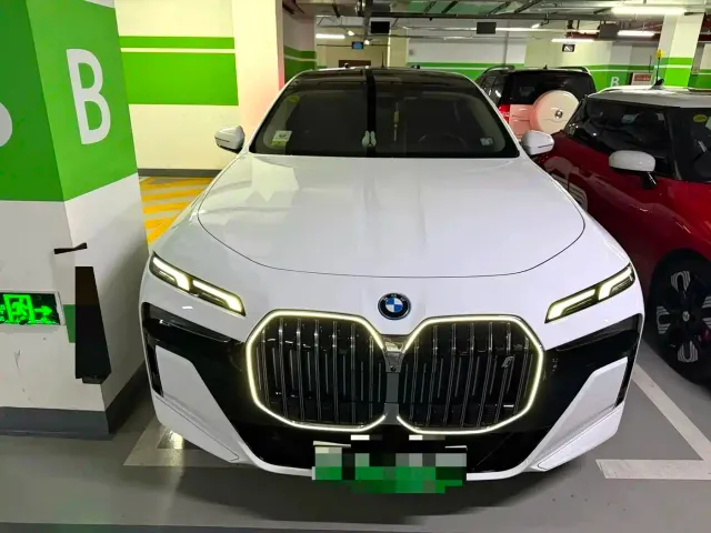 BMW i7 — Фото автомобиля 2