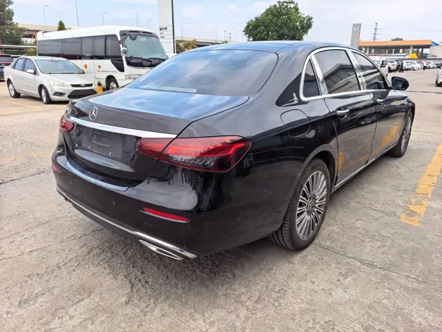 Mercedes-Benz E-Class — Фото автомобиля 3