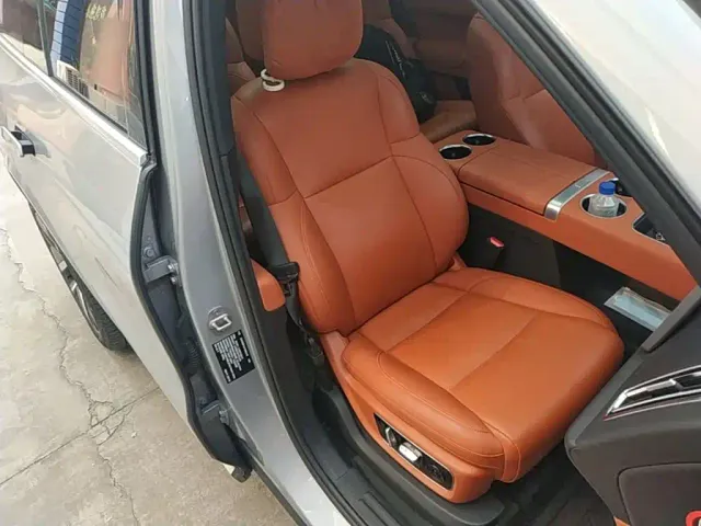 Li Auto L8 — Фото автомобиля 24