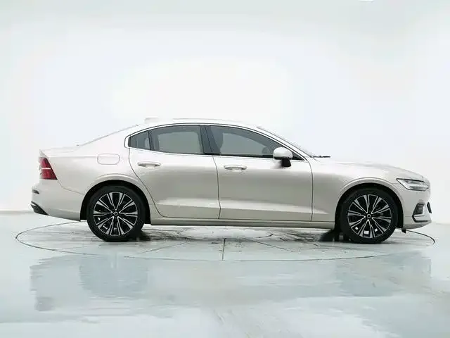 Volvo S60 — Фото автомобиля 6