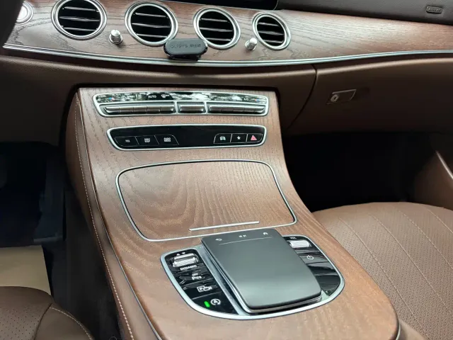 Mercedes-Benz E-Class — Фото автомобиля 12