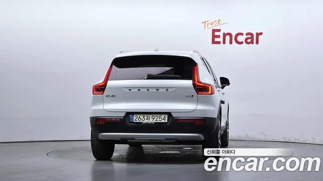 Volvo XC40 — Фото автомобиля 4