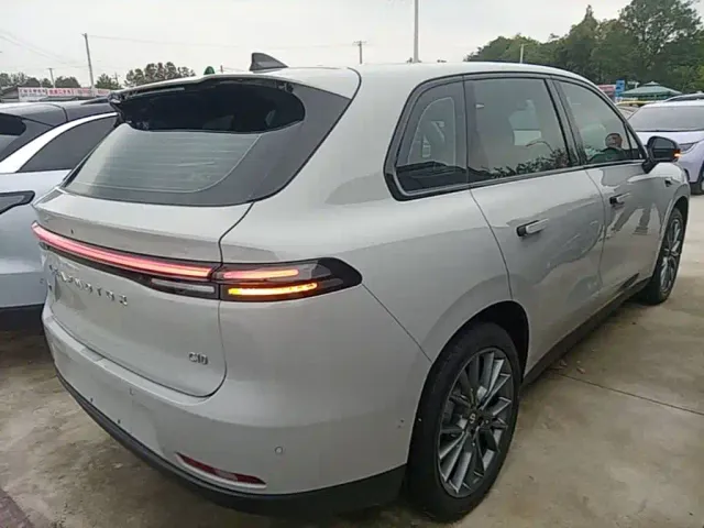 Leapmotor C10 — Фото автомобиля 6