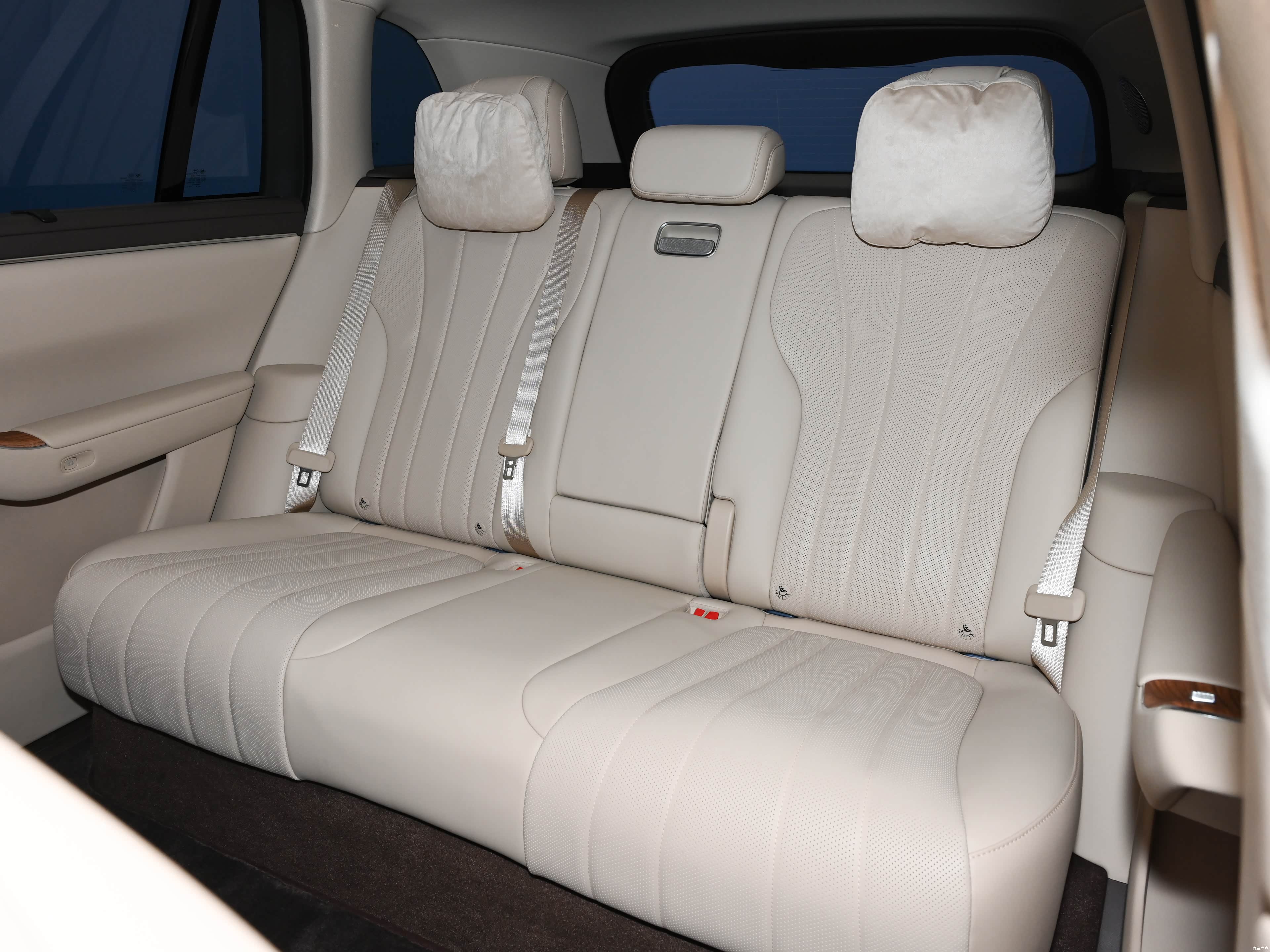 AITO M7 EREV Ultra 5 seats 4wd — Фото автомобиля 7