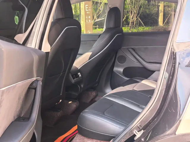 Tesla Model Y — Фото автомобиля 11