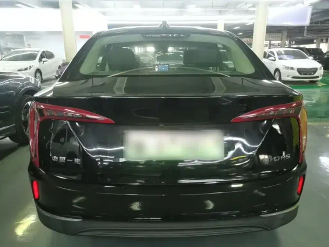 Hongqi E-QM5 — Фото автомобиля 5
