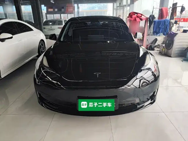 Tesla Model 3 — Фото автомобиля 2