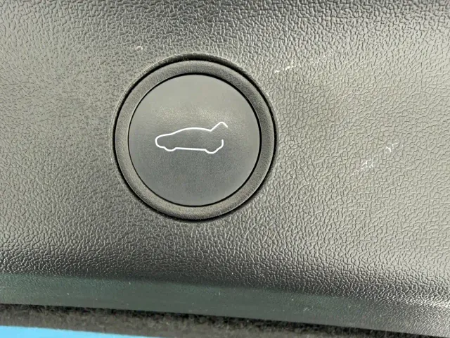 Tesla Model Y — Фото автомобиля 11