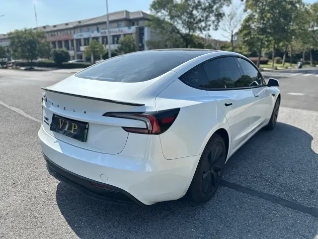 Tesla Model 3 — Фото автомобиля 4