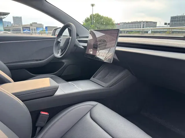 Tesla Model 3 — Фото автомобиля 11