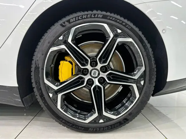 Xiaomi SU7 — Фото автомобиля 23