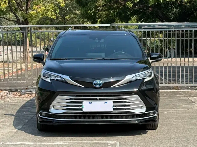 Toyota Sienna — Фото автомобиля 2