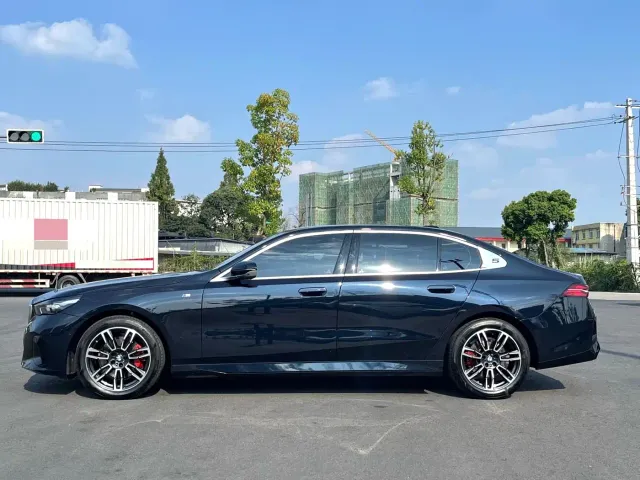 BMW 5 Series — Фото автомобиля 14