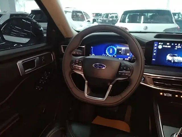 Ford Explorer — Фото автомобиля 10