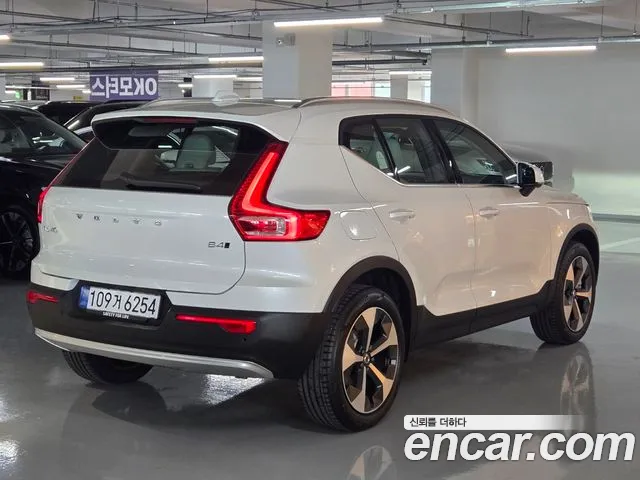 Volvo XC40 — Фото автомобиля 2