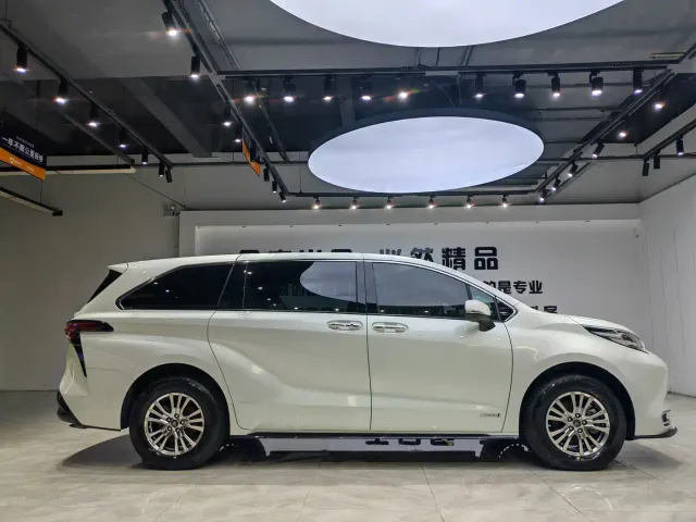 Toyota Sienna — Фото автомобиля 12