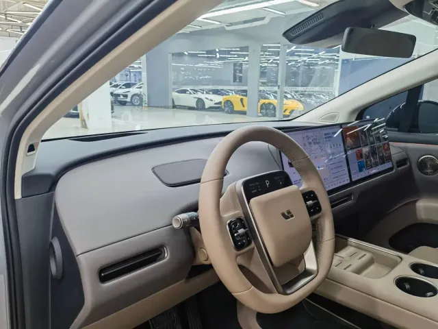 Li Auto i8 — Фото автомобиля 4