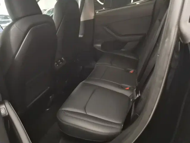 Tesla Model Y — Фото автомобиля 16