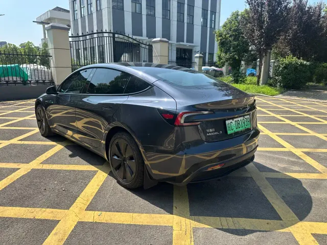 Tesla Model 3 — Фото автомобиля 5