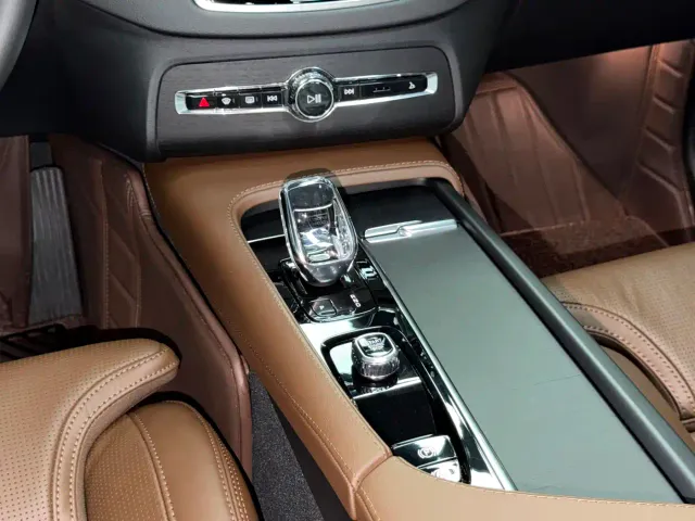 Volvo XC90 — Фото автомобиля 13