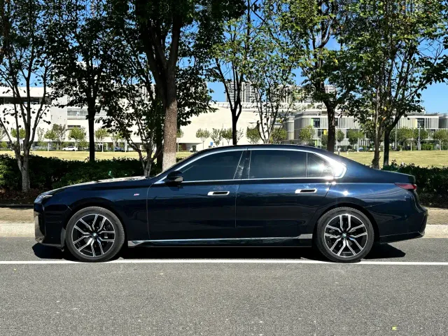 BMW 7 Series — Фото автомобиля 10