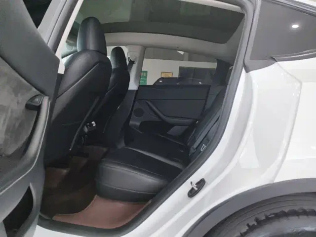 Tesla Model Y — Фото автомобиля 16