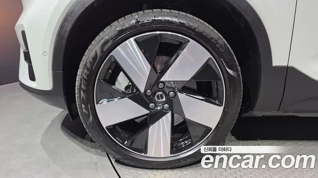 Вольво XC40 — Фото автомобиля 4