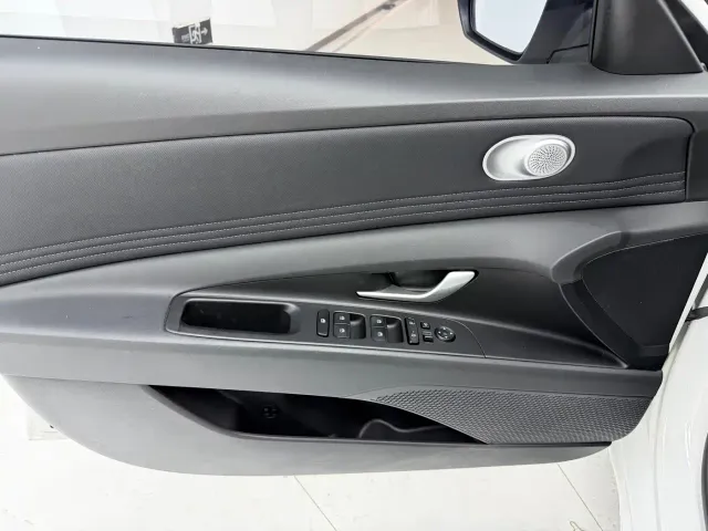 Hyundai Elantra — Фото автомобиля 11
