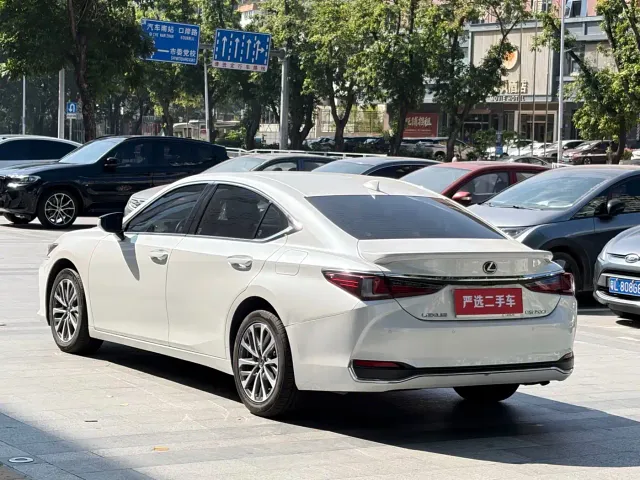 Lexus ES — Фото автомобиля 7