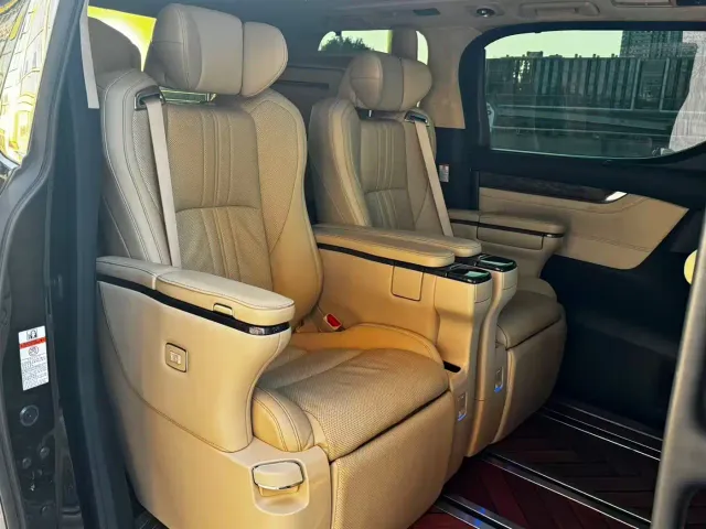 Toyota Alphard — Фото автомобиля 11