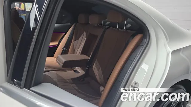 Mercedes-Benz E-Class — Фото автомобиля 24