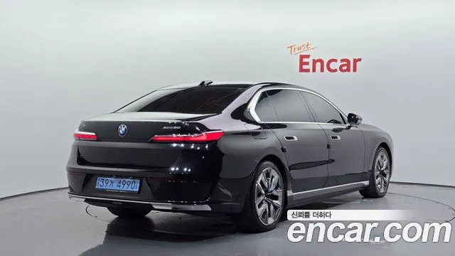 BMW i7 G70 — Фото автомобиля 2