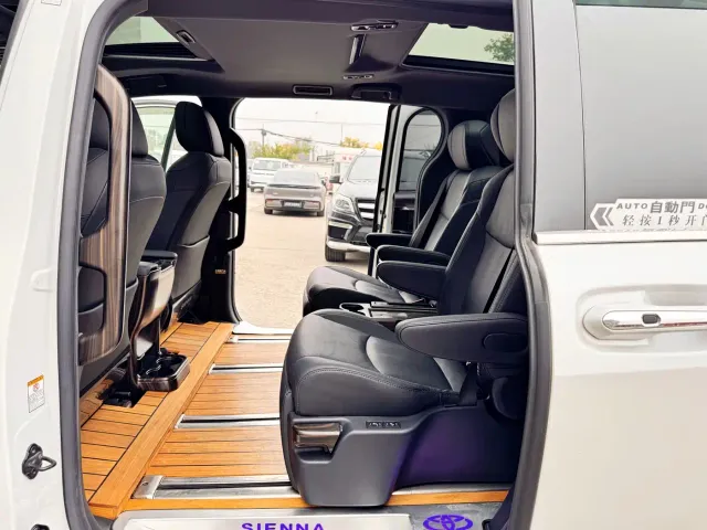 Toyota Sienna — Фото автомобиля 17