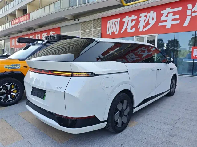 Xpeng X9 — Фото автомобиля 3