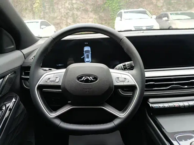 JAC Motors QX PHEV — Фото автомобиля 10