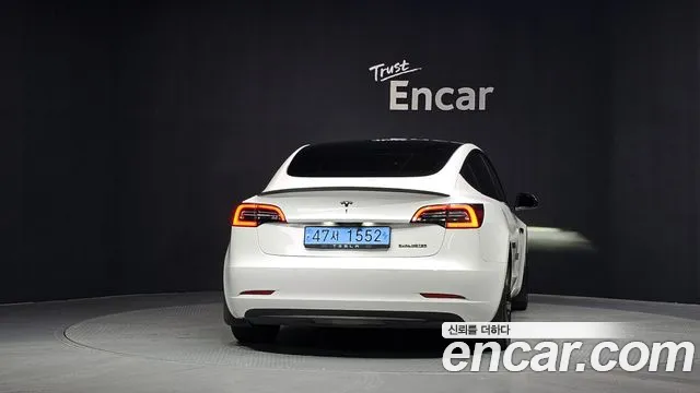 Tesla Model 3 — Фото автомобиля 4