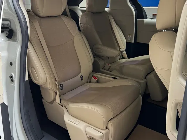 Toyota Sienna — Фото автомобиля 10