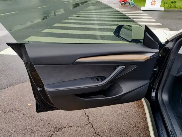 Tesla Model 3 — Фото автомобиля 6