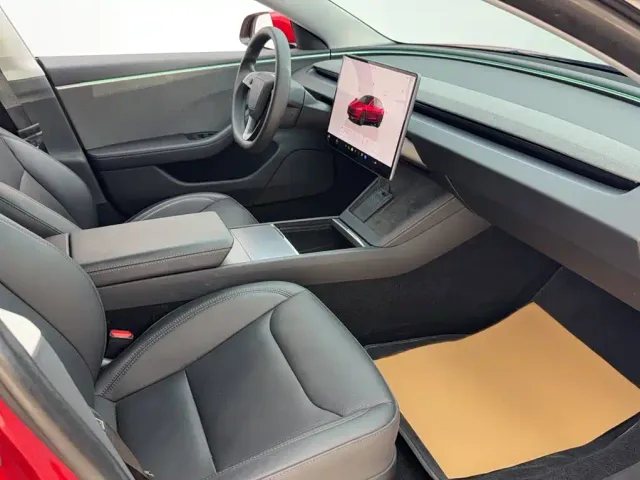 Tesla Model 3 — Фото автомобиля 16