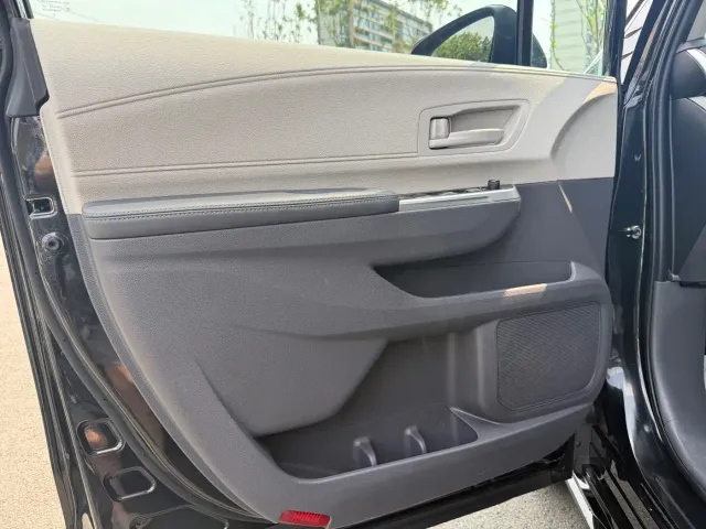 Toyota Sienna — Фото автомобиля 8