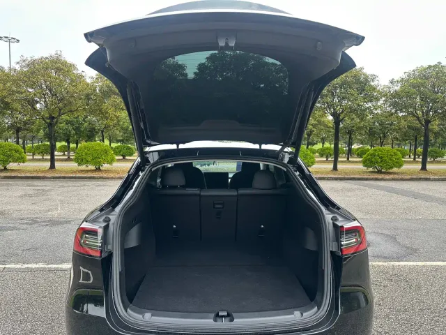 Tesla Model Y — Фото автомобиля 18