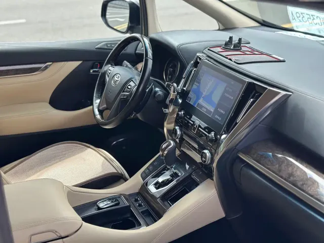 Toyota Alphard — Фото автомобиля 4