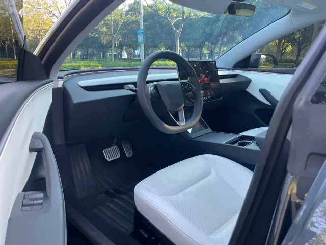 Tesla Model 3 — Фото автомобиля 13