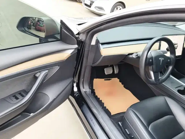 Tesla Model 3 — Фото автомобиля 15