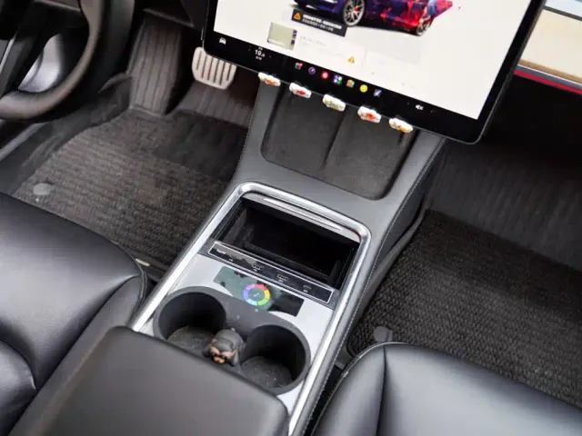 Tesla Model 3 — Фото автомобиля 8