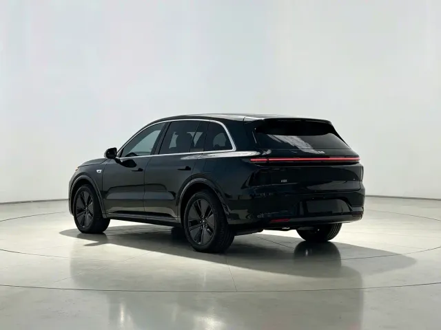 Li Auto L6 — Фото автомобиля 9