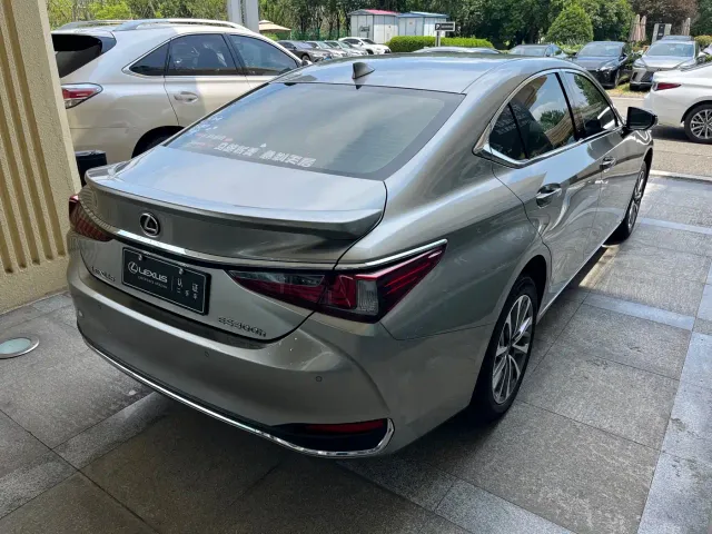 Lexus ES — Фото автомобиля 7