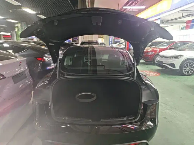 Tesla Model 3 — Фото автомобиля 18