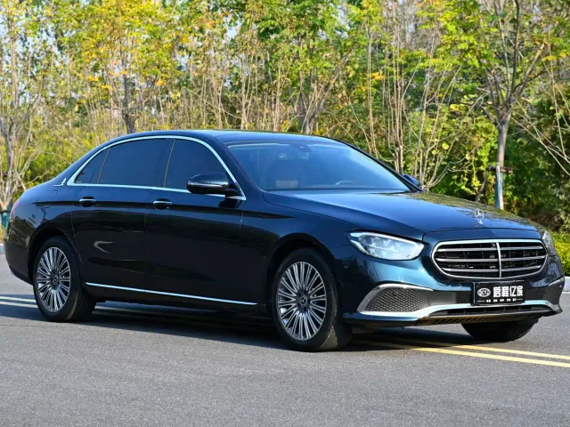 Mercedes-Benz E-Class — Фото автомобиля 3